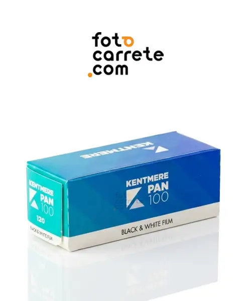 Caja azul de película Kentmere PAN 100 en blanco y negro, carrete formato 120.