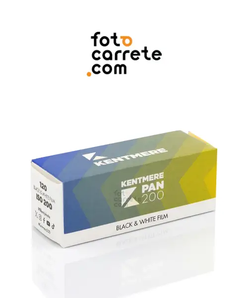 Empaque verde y azul del carrete Kentmere PAN 200 en blanco y negro, formato 120.