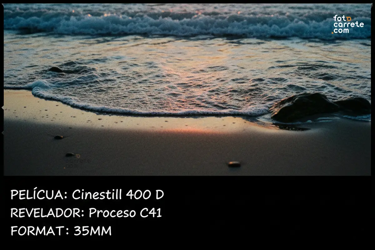 Detalle de la espuma de las olas en la playa capturado con CineStill 400D.