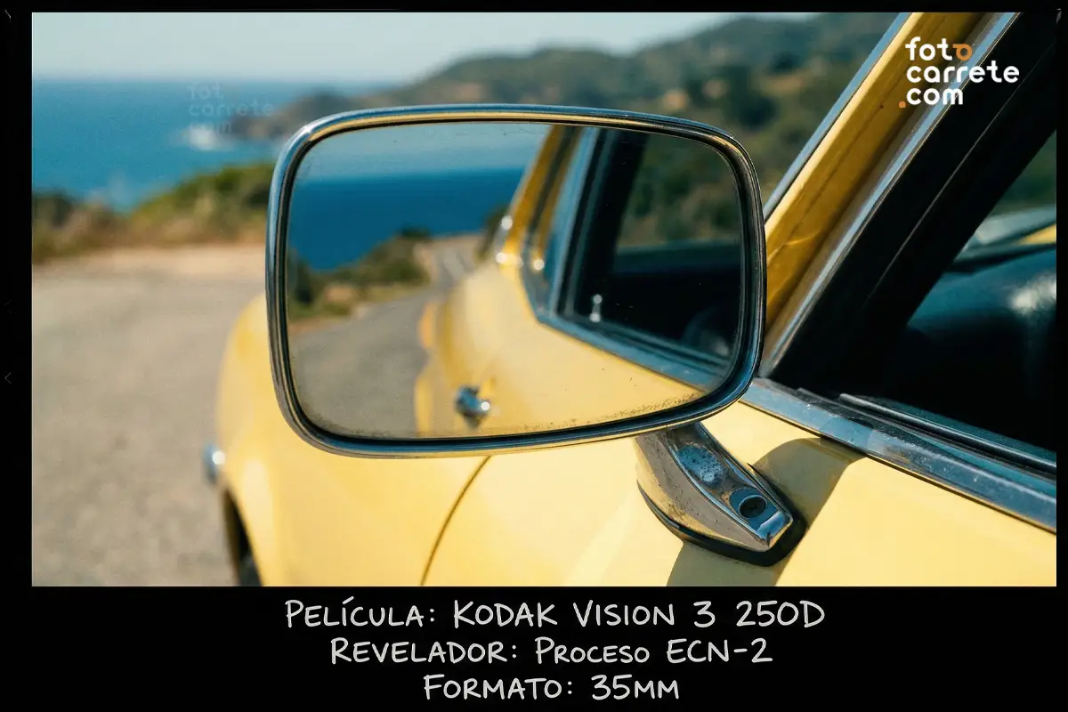 Reflejo en el espejo retrovisor de un coche amarillo disparado con Kodak Vision 3 250D.