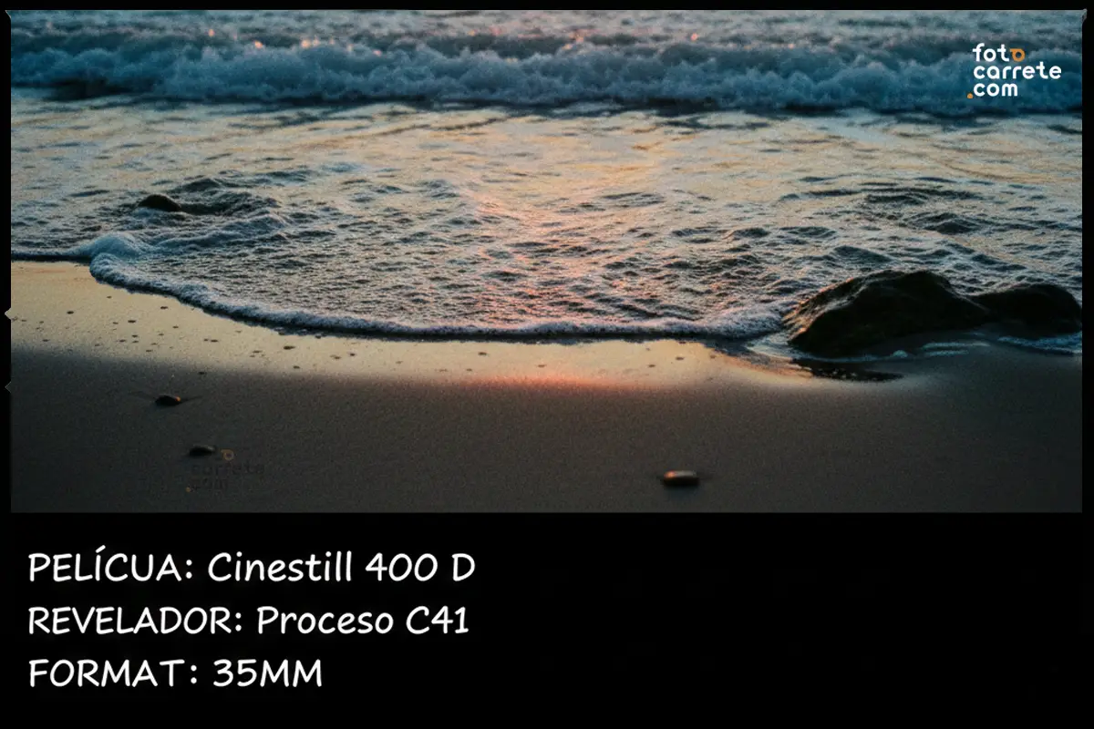 Olas rompiendo en la orilla al atardecer con película CineStill 400D.