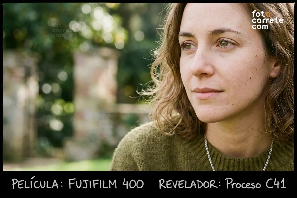 Retrato cercano de mujer en un jardín iluminada por el sol, tomado con CineStill 50D.