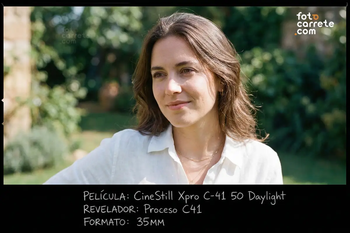 Retrato cercano de una mujer con luz natural en un jardín, fotografiada con Fujifilm 400.