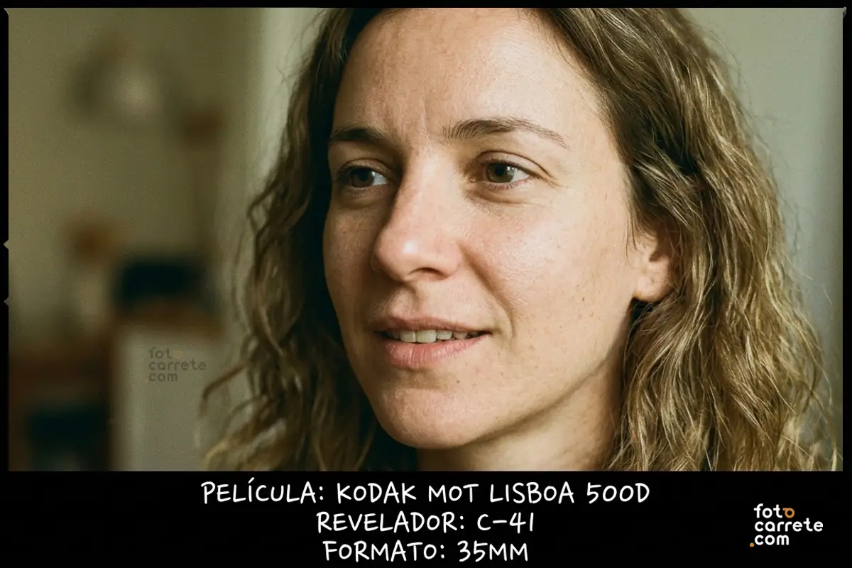 Retrato analógico de mujer al aire libre con luz natural usando CineStill 50 Daylight.