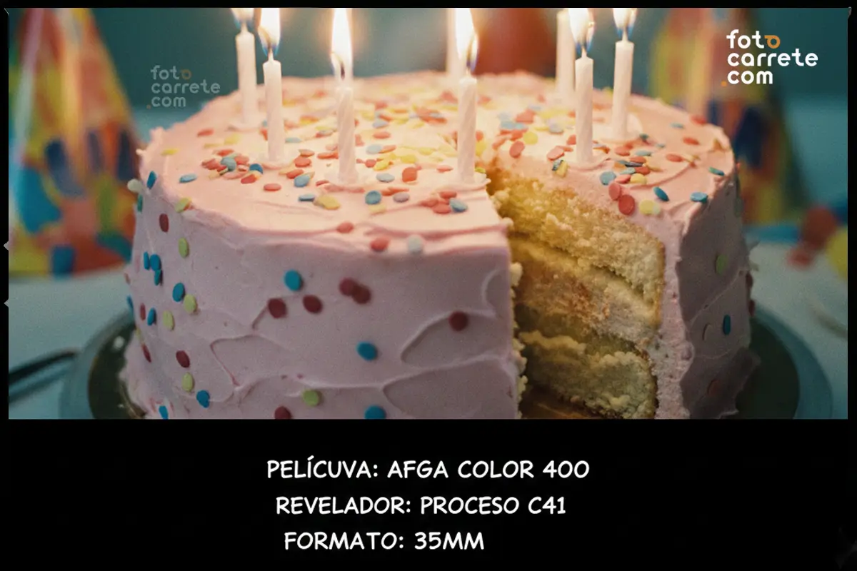 Surfista caminando por la orilla de la playa al atardecer capturado con Kodak Gold 200.