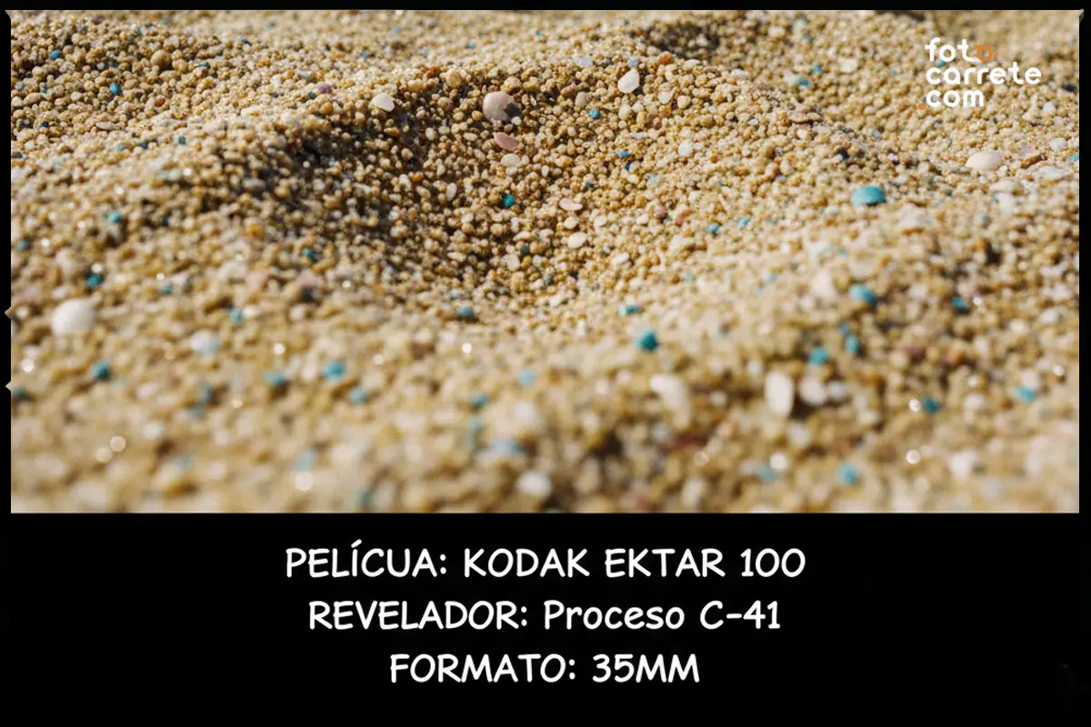 Manos sosteniendo una taza de café humeante en la calle tomada con Kodak Gold 200.