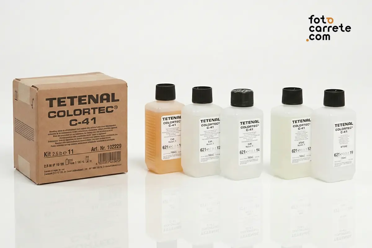 Caja y botellas del kit de química Tetenal Colortec C-41