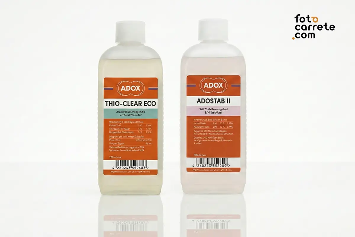 Botellas de químicos auxiliares Adox Thio-Clear Eco y Adostab II
