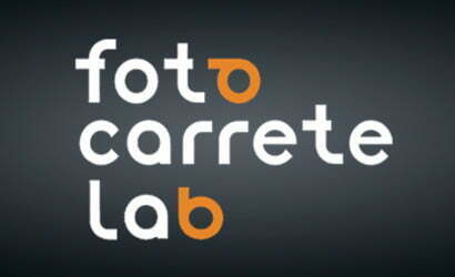 fotocarretelab-laboratorio-revelado-profesional-de-negativos-carretes-analogicos-logotipo-blanco-sobre-fondo-gris