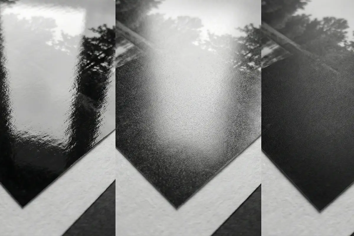 Comparativa de texturas de papel Ilford: superficie brillo 1M, perla 44M y satinado 25M.