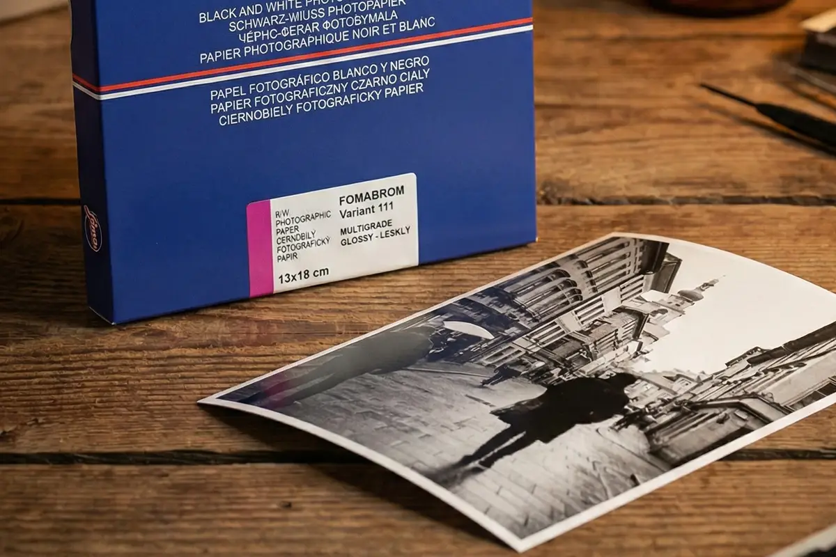 Caja de Papel Fomabrom Variant FB 13x18 cm sobre mesa de laboratorio con copia en blanco y negro revelada.