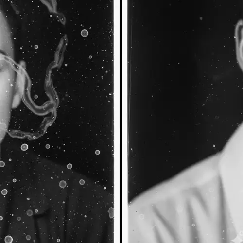 Comparativa negativo con manchas de cal por agua dura vs negativo limpio con humectante.