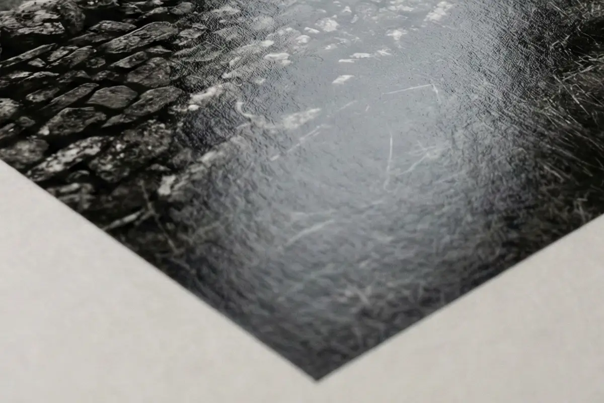 Detalle superficie brillo natural 1K de papel de fibra Ilford FB Classic secado al aire.