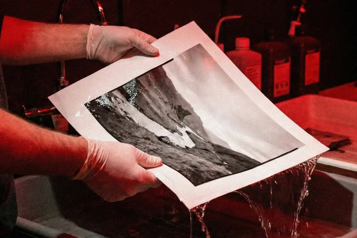 Lavado de archivo de copias Ilford FB 18x24 en lavadora vertical de flujo continuo.