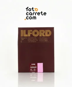 Sobre de papel fotográfico Ilford Multigrade Warmtone con etiqueta rosa, indicando hojas de papel con acabado brillo para laboratorio analógico.
