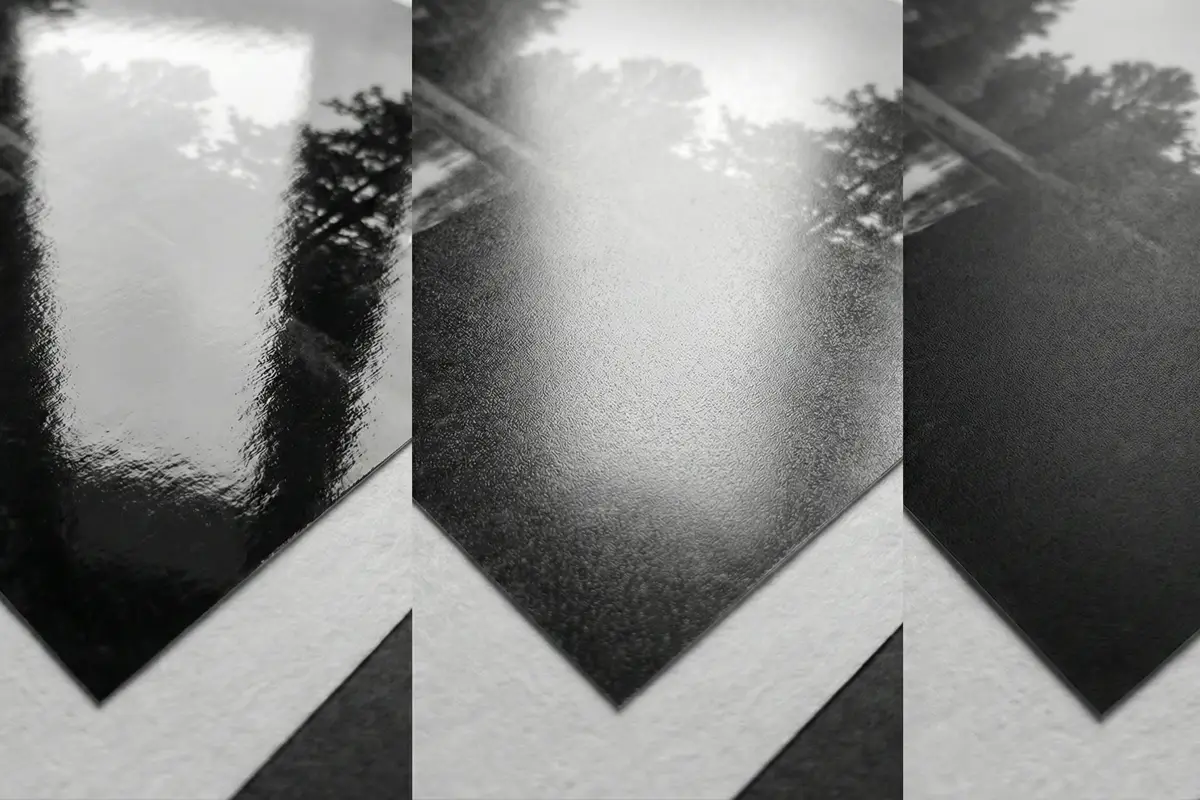 Variedad de papel Ilford Multigrade RC Deluxe en acabados Brillo, Satinado y Perlado, cajas de 100 hojas de 20,3x25,4 cm para fotografía analógica.