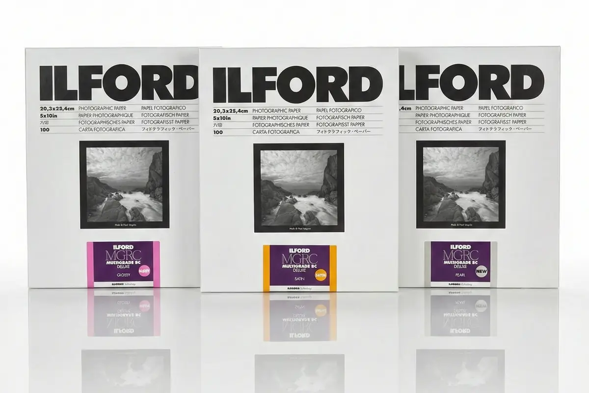 Gama completa de papel fotográfico Ilford Multigrade RC Deluxe: acabados Glossy (Brillo), Satin (Satinado) y Pearl (Perlado) en cajas de 100 hojas.