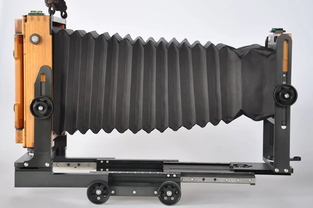 Perfil de cámara de gran formato Chamonix con el fuelle completamente extendido