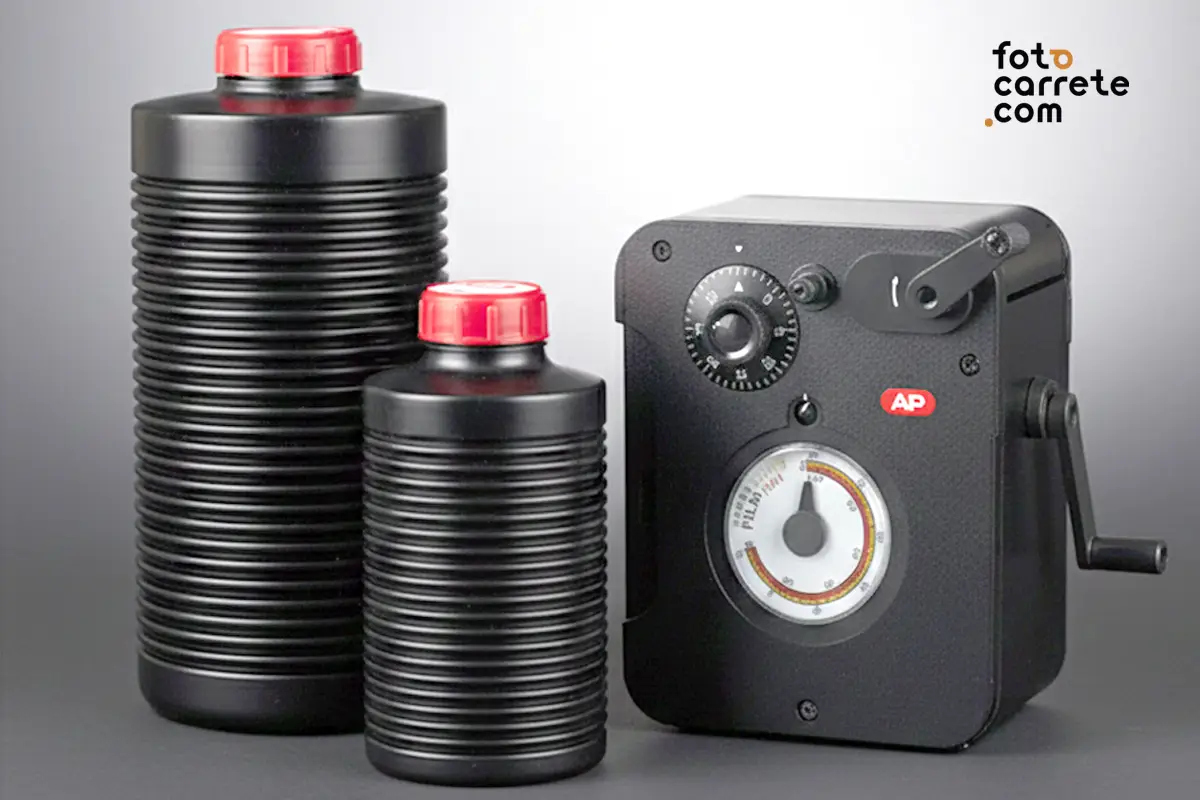 Bobinadora de película AP junto a botellas de conservación de químicos.