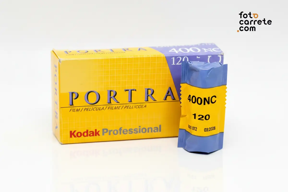 Rollo y caja de carrete caducado Kodak Portra 400NC en formato 120
