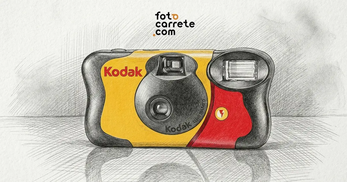 Ilustración de una cámara desechable Kodak Fun Saver amarilla y roja, ideal para fotografía de bodas.