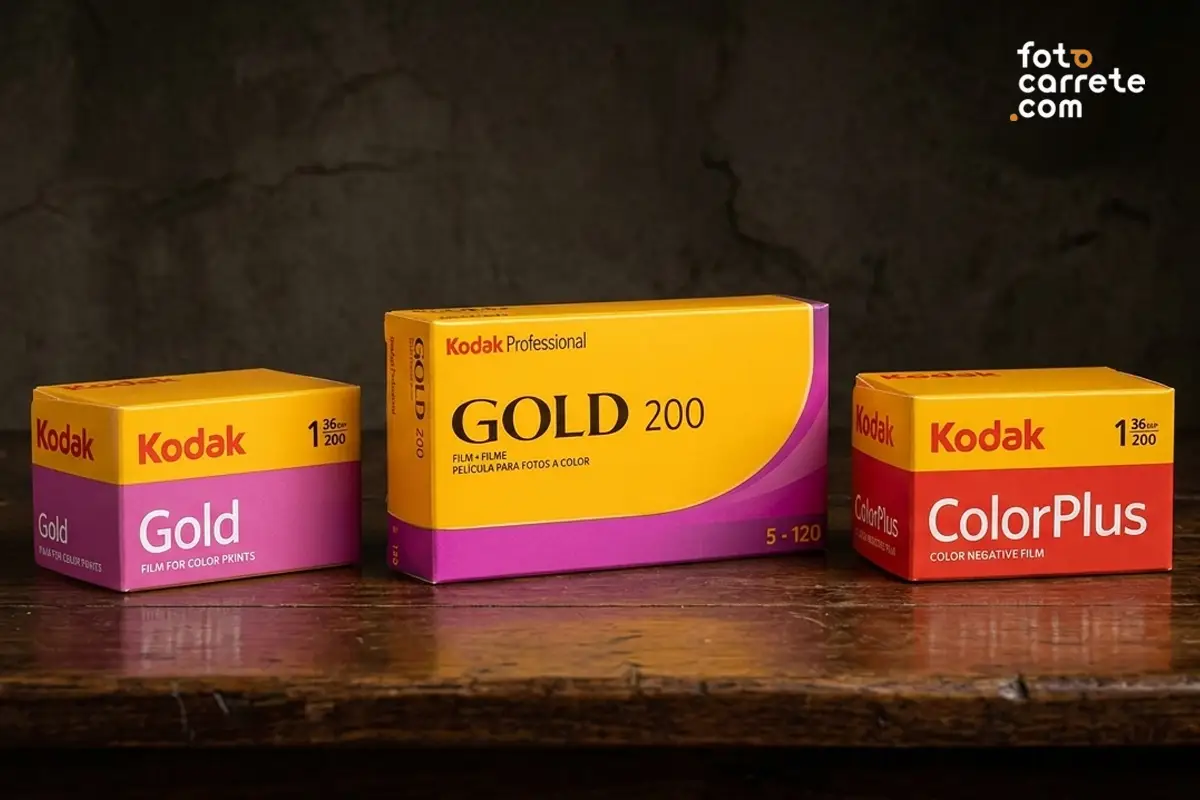 Cajas de carretes Kodak Gold 200 en formato 35mm y 120 (formato medio), junto a una caja de Kodak ColorPlus 200 sobre una mesa de madera.