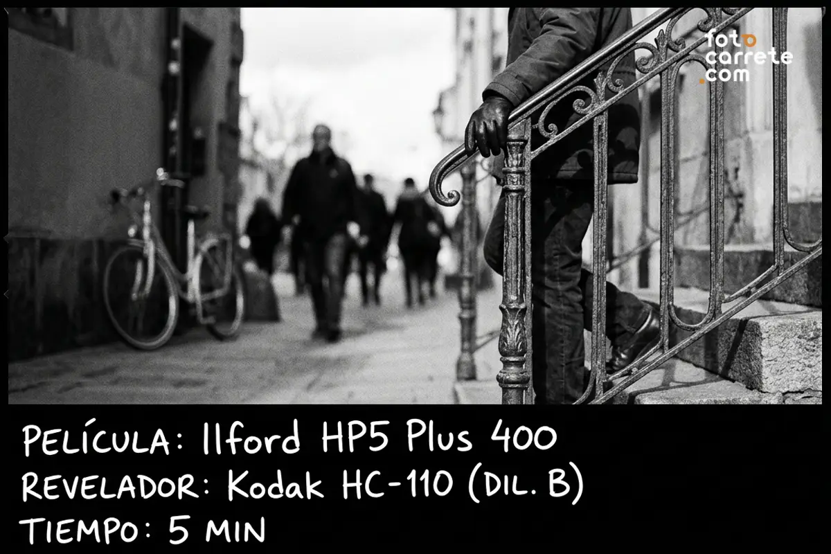 Fotografía callejera en blanco y negro revelada con Ilford HP5 Plus 400 y Kodak HC-110