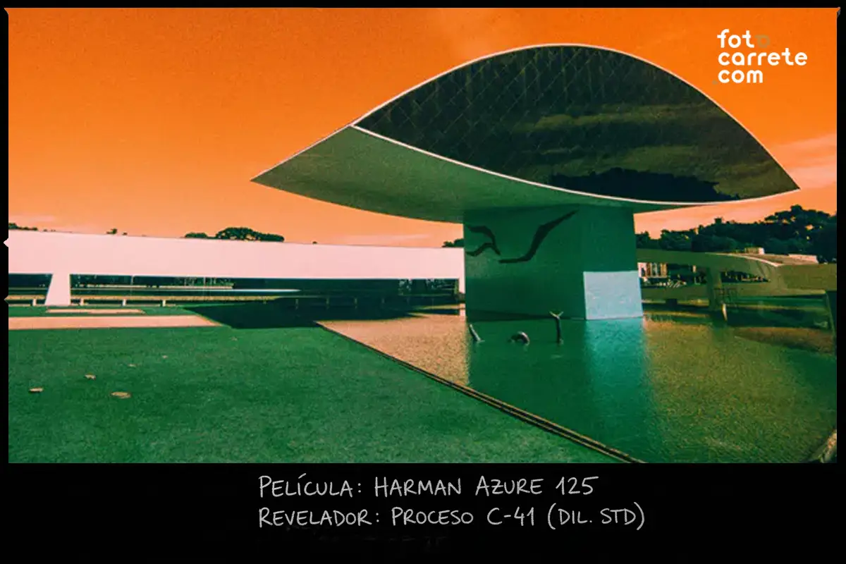 Fotografía de arquitectura moderna con cielos naranjas usando el carrete de color Harman Azure 125