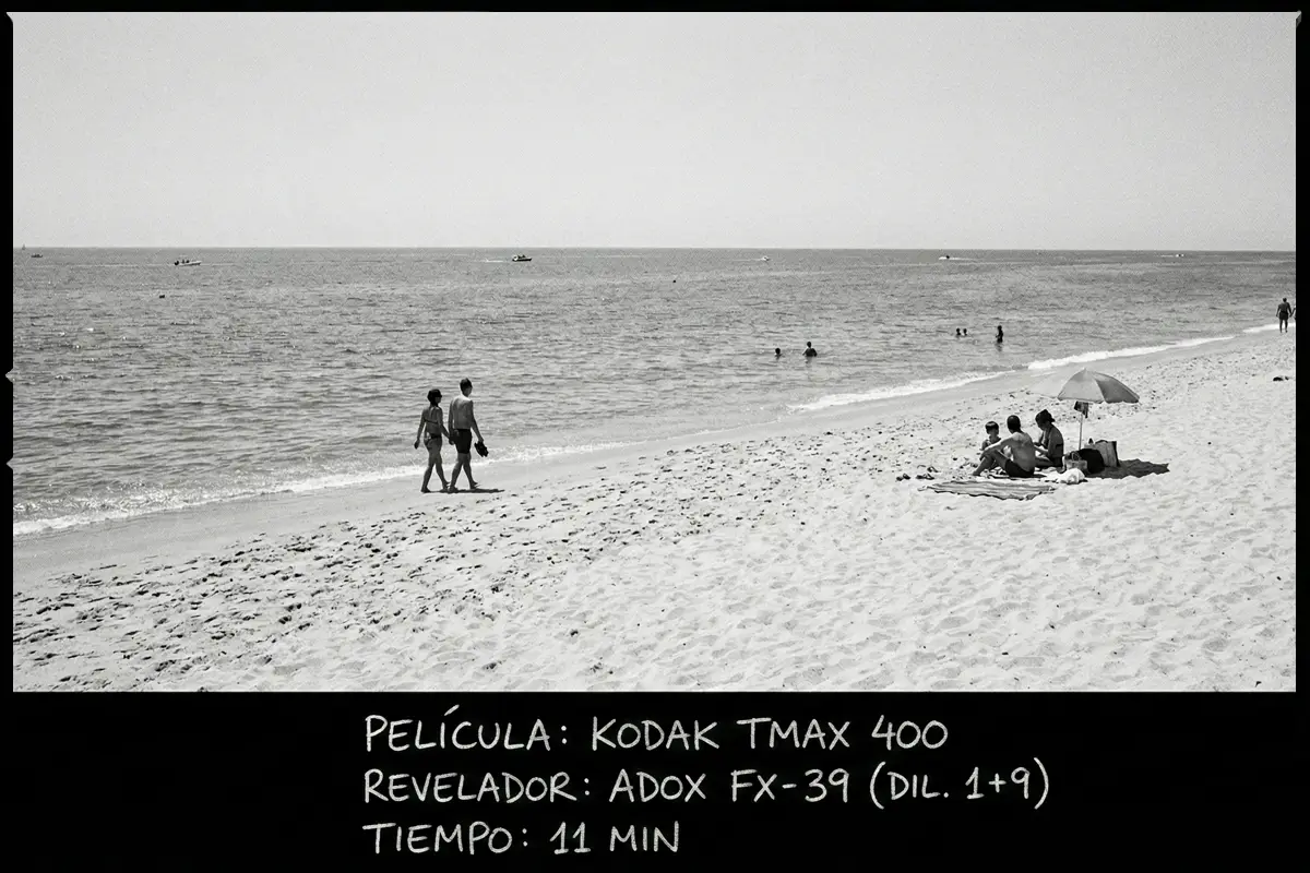 Fotografía analógica de paisaje playero capturada con película Kodak Tmax 400 y revelador Adox FX-39.