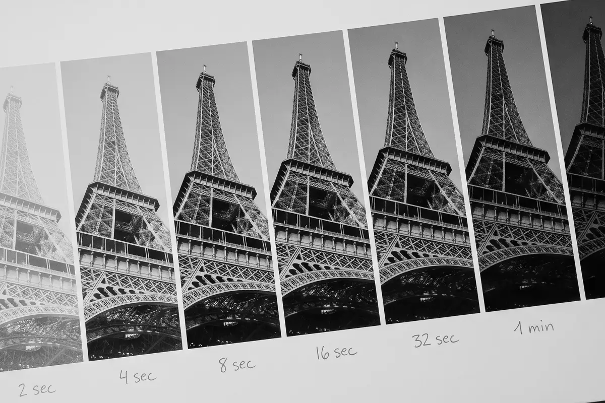 Tira de prueba de exposición fotográfica de la Torre Eiffel con tiempos de 2 segundos a 1 minuto