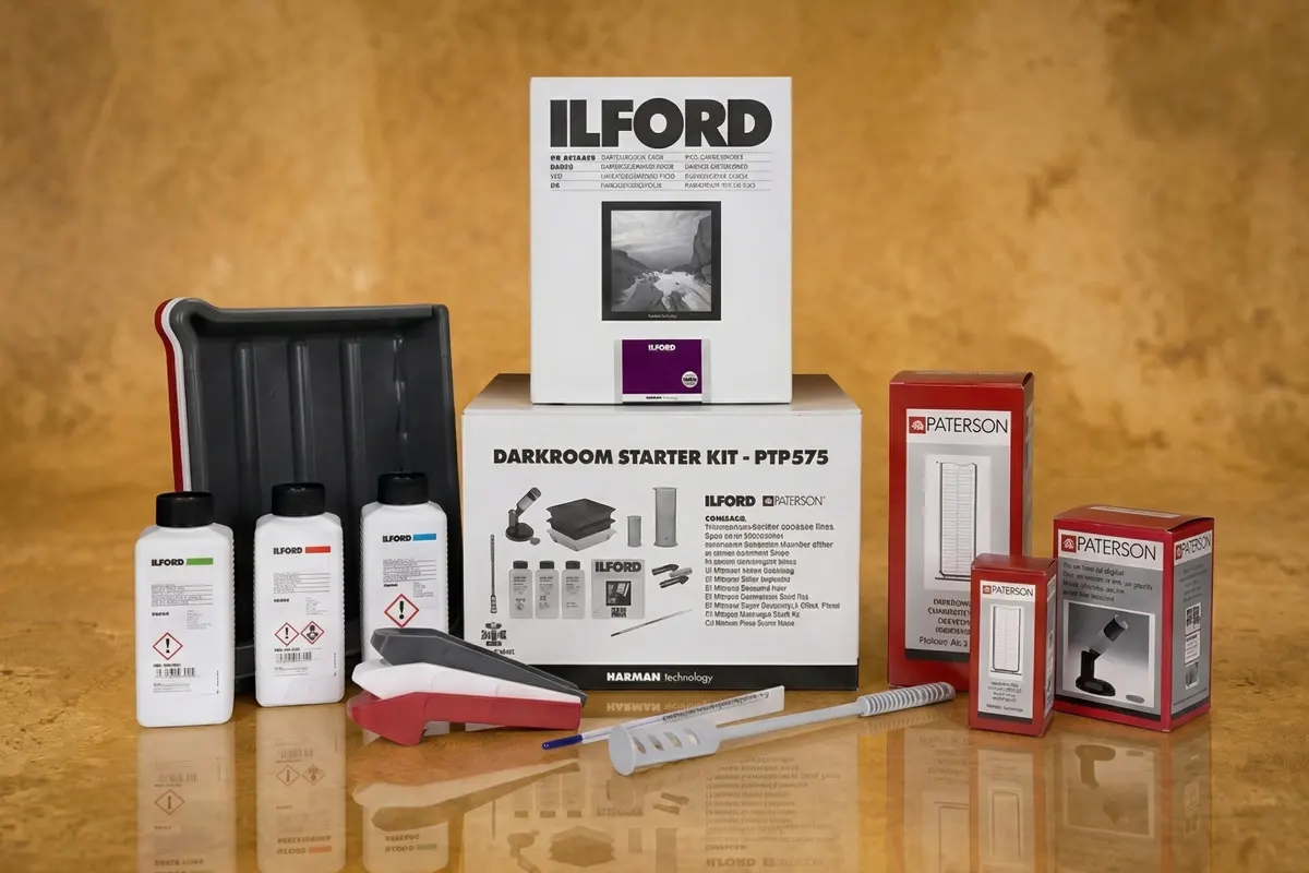 Kit de iniciación al cuarto oscuro Ilford Paterson Darkroom Starter Kit que incluye cubetas, químicos, tanque de revelado, termómetro, papel y luz de seguridad.
