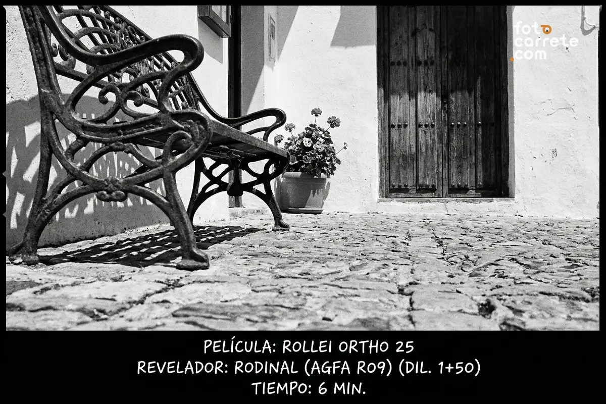 Fotografía de un banco de hierro forjado con carrete Rollei ORTHO 25 y revelador Rodinal