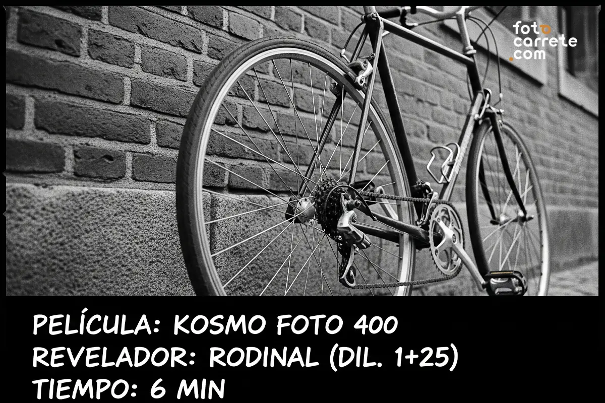 Bicicleta apoyada en una pared de ladrillo fotografiada con carrete Kosmo Foto 400.