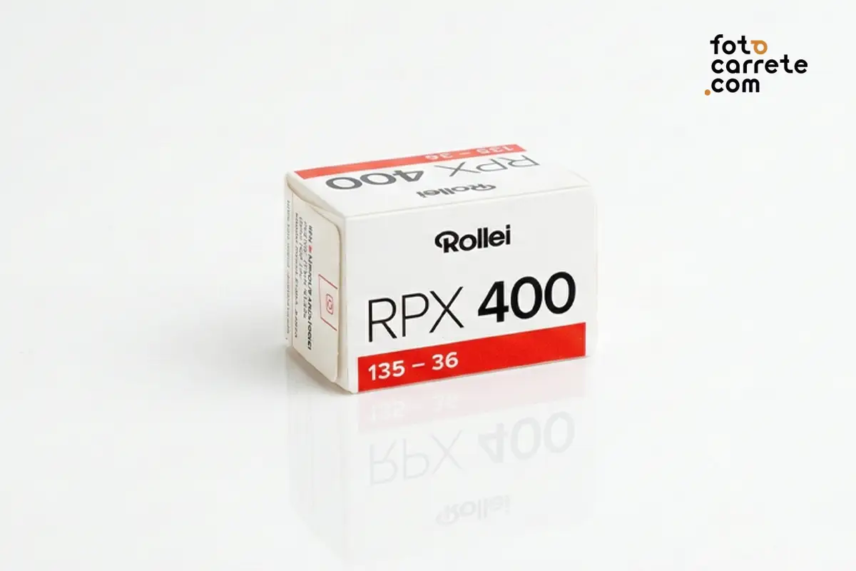 Caja blanca del carrete Rollei RPX 400 de 35mm