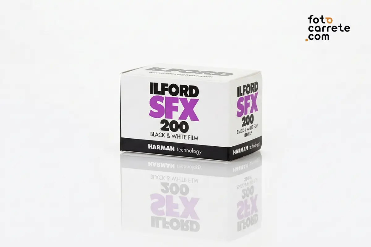 Caja del carrete Ilford SFX 200 35mm blanco y negro