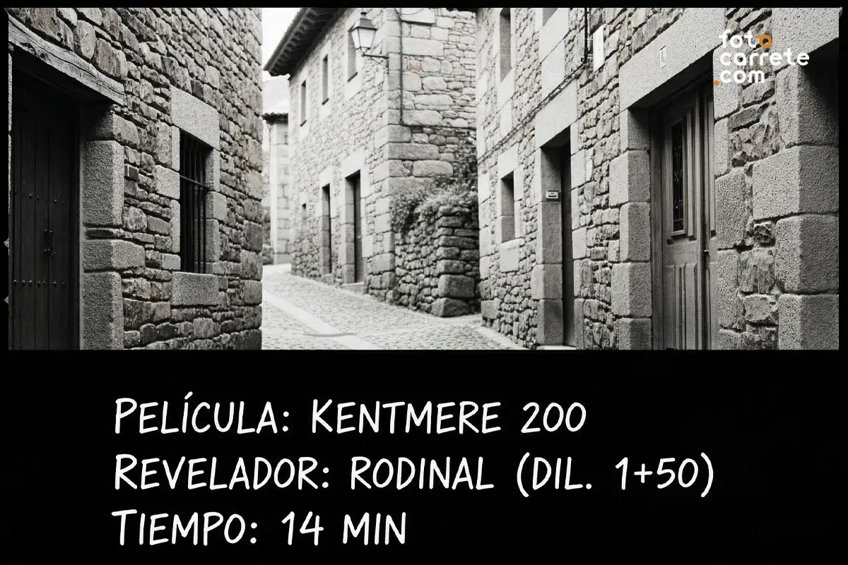 Fotografía arquitectónica de callejuela de piedra en blanco y negro tomada con película Kentmere 200 y revelador Rodinal.