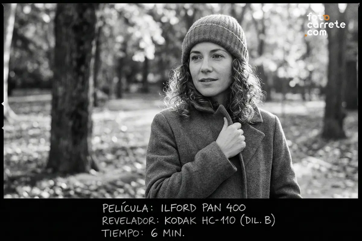 Retrato de mujer en el bosque en blanco y negro usando carrete 35mm Ilford Pan 400 y revelador Kodak HC-110.