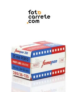 Caja del carrete fotográfico en blanco y negro Fomapan 200 Creative en formato de 35mm. Retro