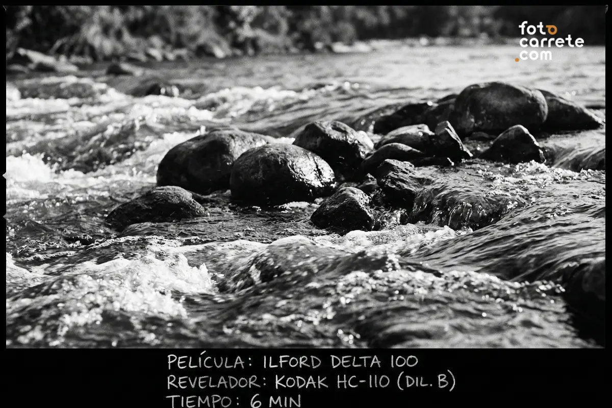 Fotografía de un río con rocas disparada con carrete de blanco y negro Ilford Delta 100 y revelador Kodak HC-110.