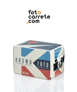Caja vintage del carrete analógico Kosmo Foto Mono 100 en formato 35mm.