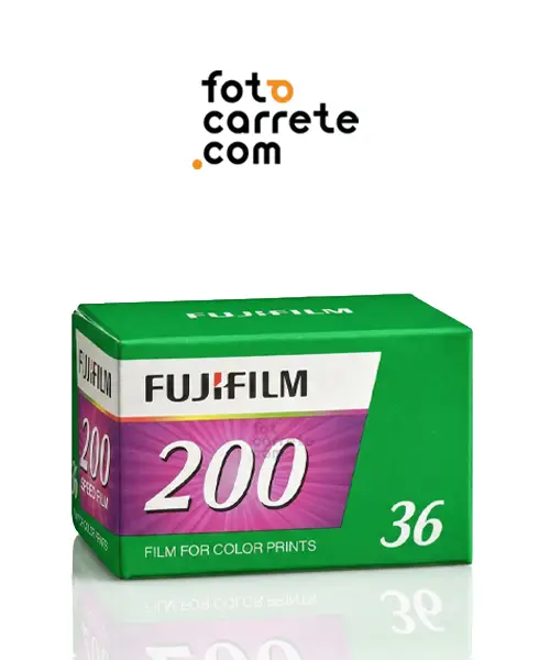 Caja verde de carrete analógico a color Fujifilm 200 de 35mm