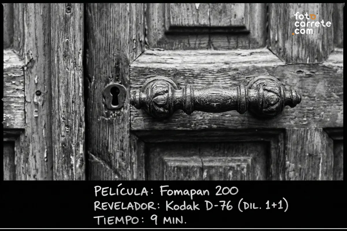 Detalle de manivela de metal en una puerta de madera antigua fotografiado con carrete Fomapan 200 y Kodak D-76.