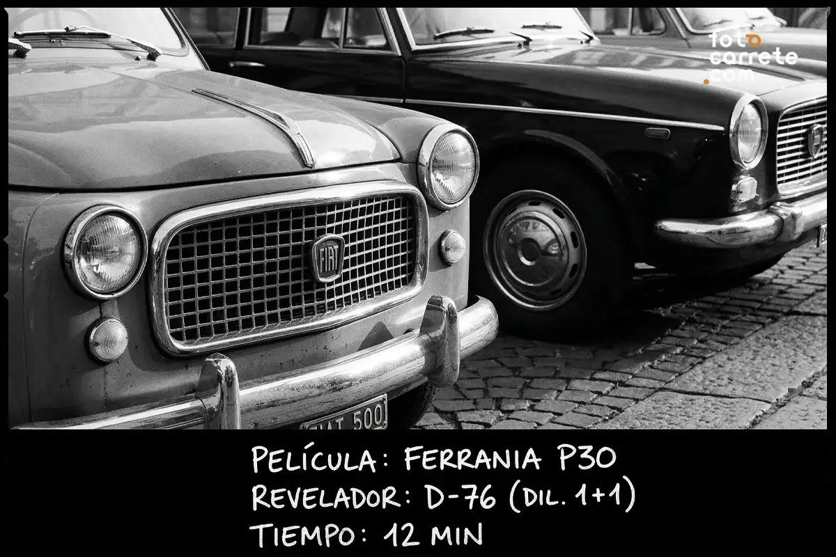 Fotografía de coches clásicos (Fiat) aparcados en la calle, usando película Ferrania P30 y D-76.