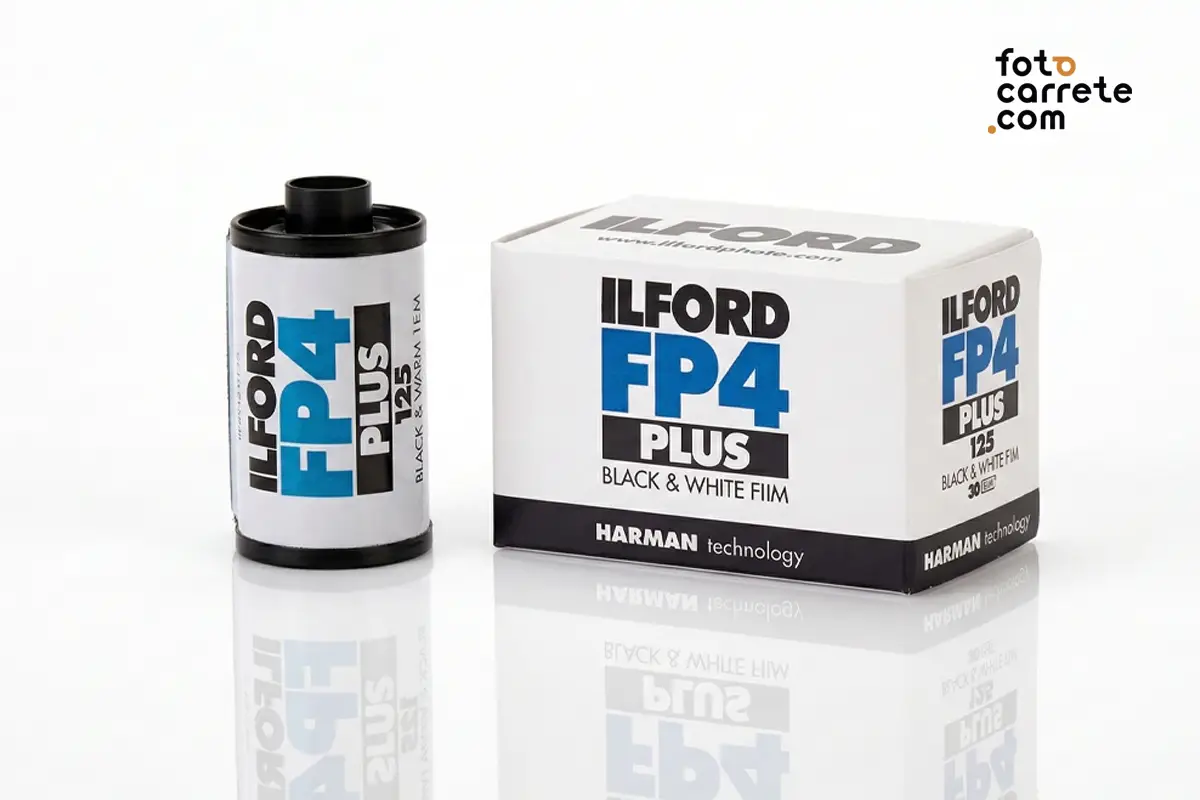Carrete Ilford FP4 Plus 125 de 35mm en blanco y negro con su caja