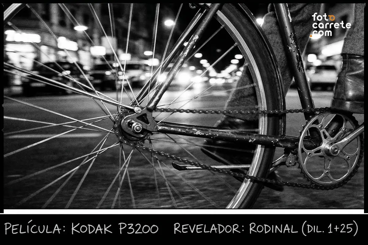 Fotografía nocturna de la rueda de una bicicleta en movimiento con película Kodak P3200 y revelado Rodinal.
