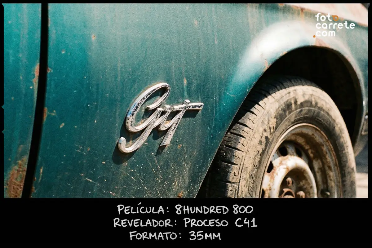Detalle de chapa y rueda de coche clásico capturado con carrete 8HUNDRED 800.