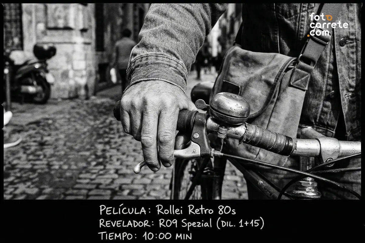 Detalle de mano en bicicleta fotografiado con carrete Rollei Retro 80s y revelador R09