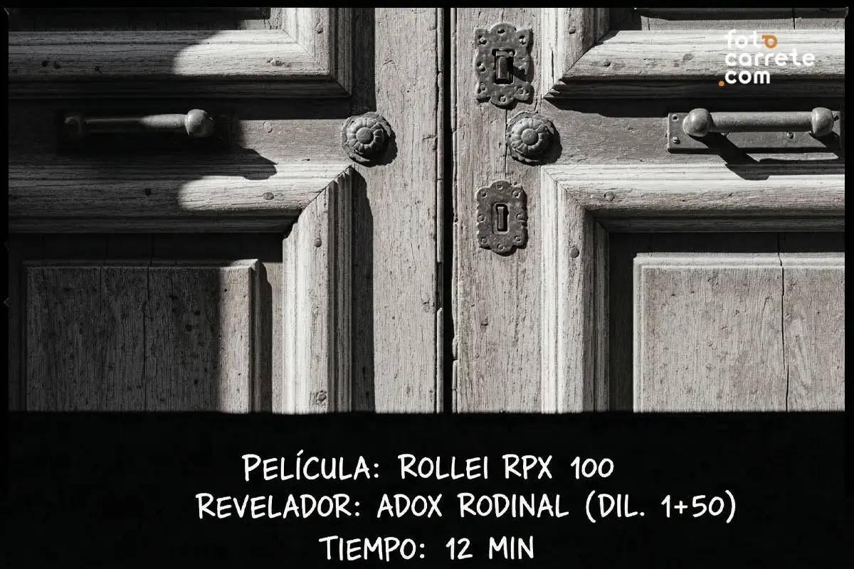 Detalle de puerta antigua de madera en blanco y negro fotografiada con carrete Rollei RPX 100.