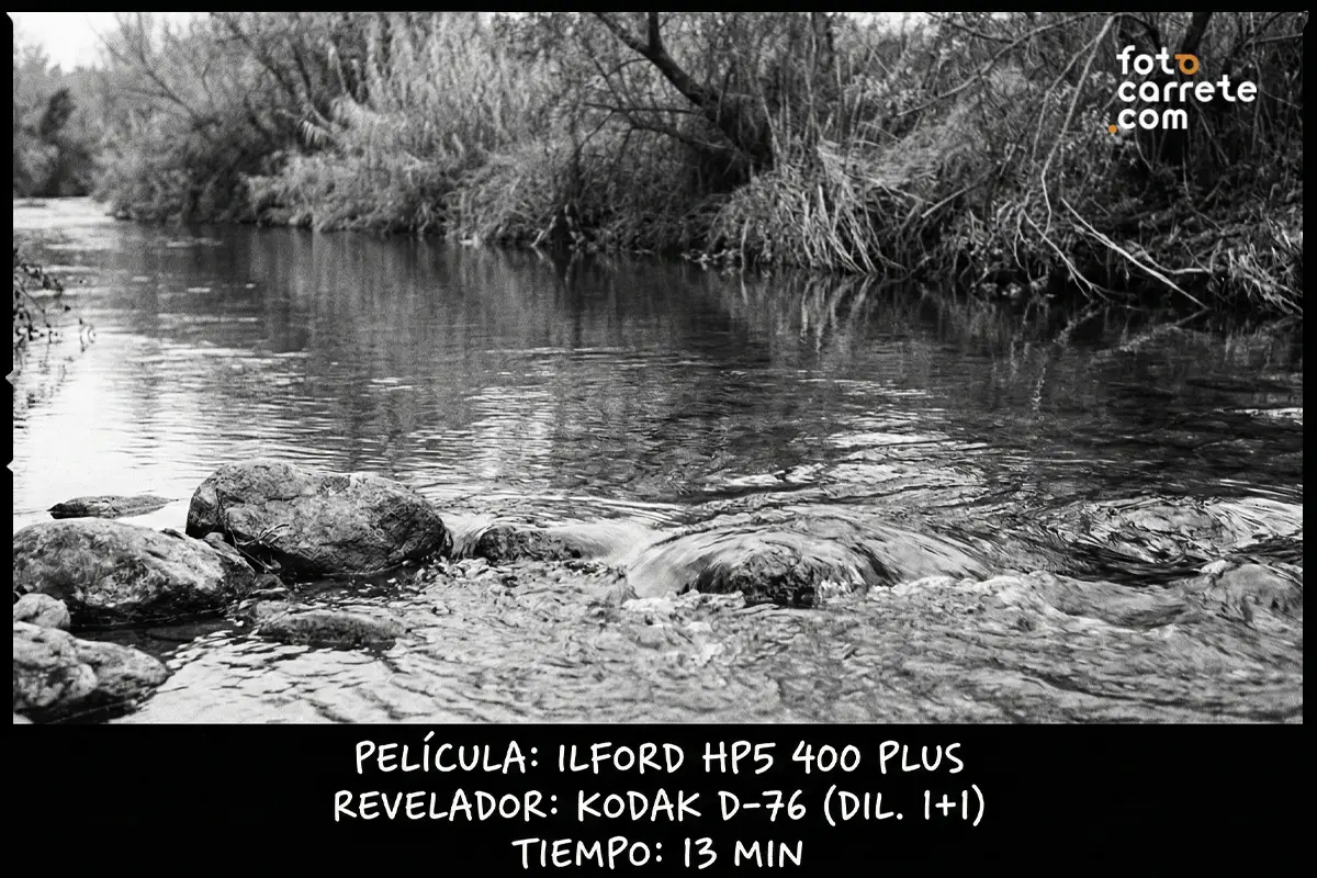 Fotografía de un río en blanco y negro tomada con película Ilford HP5 400 Plus y revelador Kodak D-76