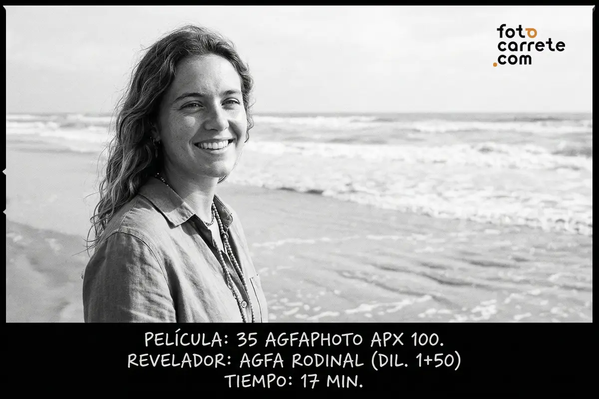 Retrato luminoso en la playa en blanco y negro capturado con carrete AgfaPhoto APX 100 y Agfa Rodinal